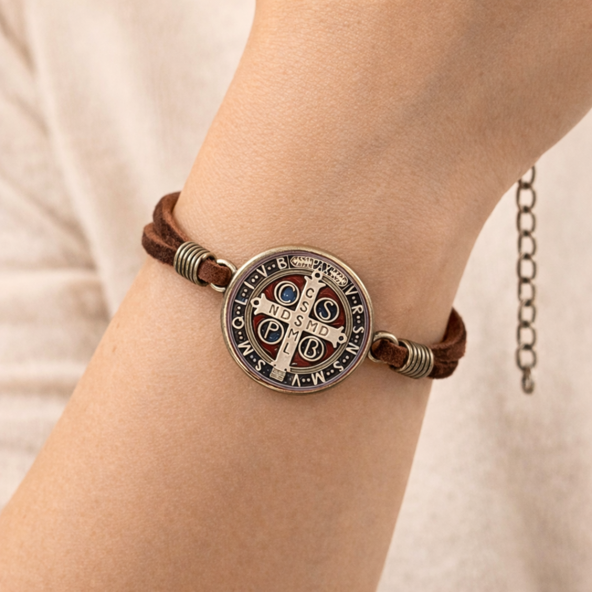 Pulsera San Benito Protección Ajustable en Cuero
