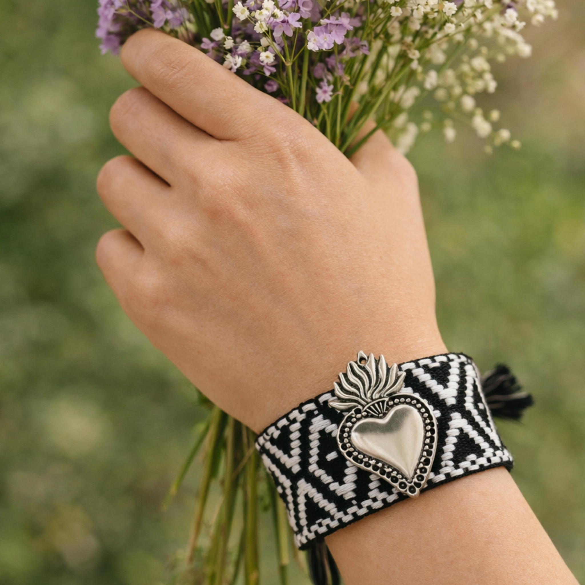 Pulsera Bohemia Tejida Charm Corazón